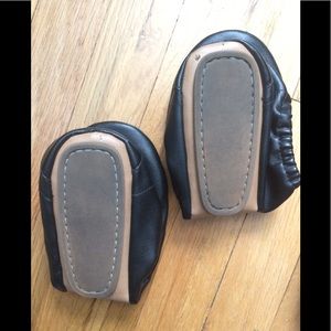 Fun black travel GAP flats!